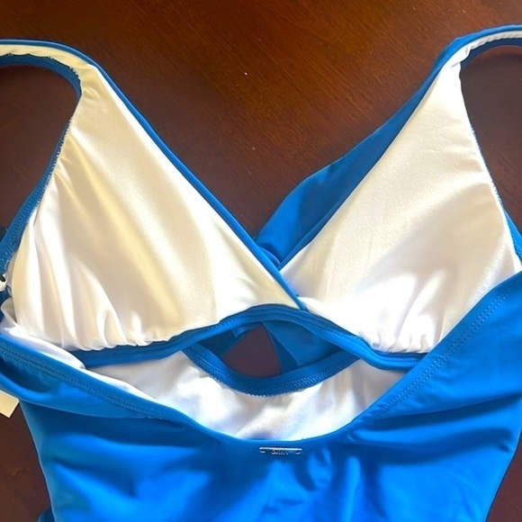 Brand New DKNY Blue Peek A Boo Twist One Piece Swimsuit 50+ UPF 4-Way Stretch - Picture 11 of 16